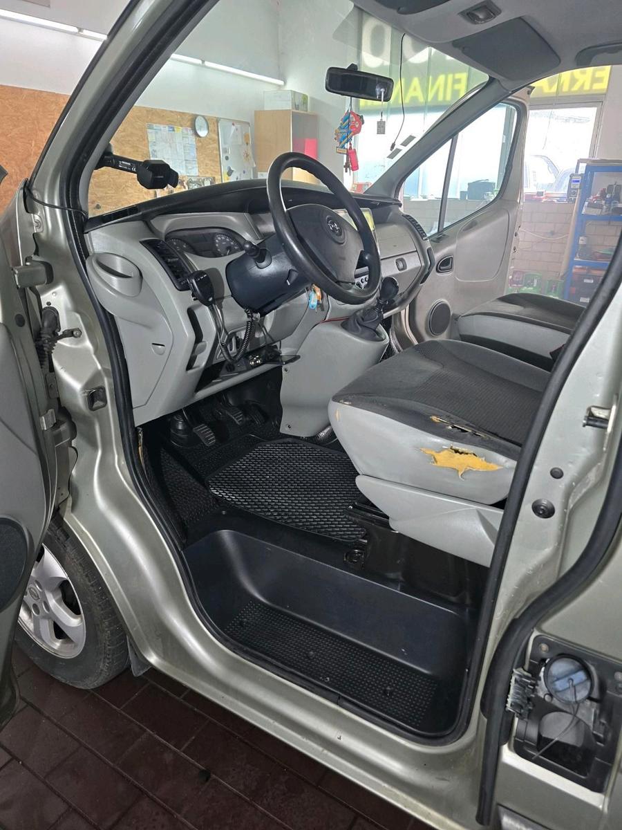 Opel Vivaro 2009 — photo 8