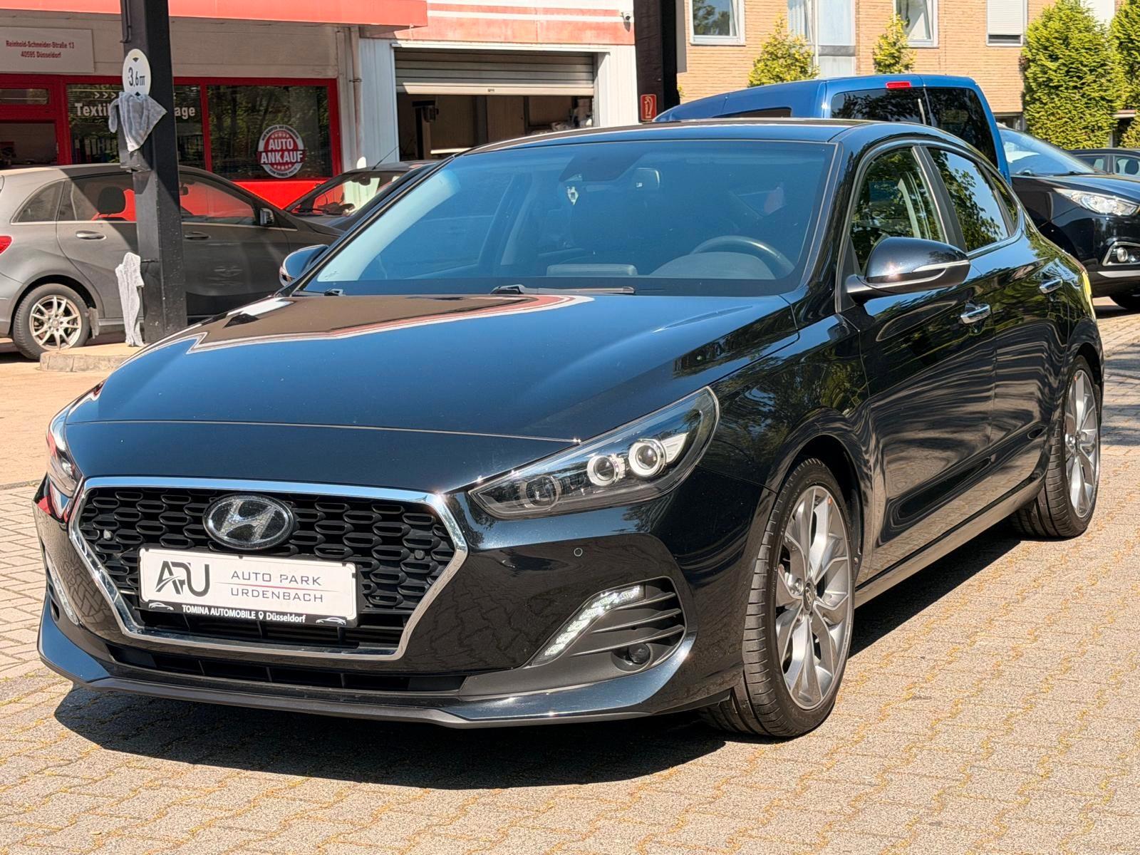 Hyundai i30 Fastback Premium. 1 Hand. Automatik. Leder.
