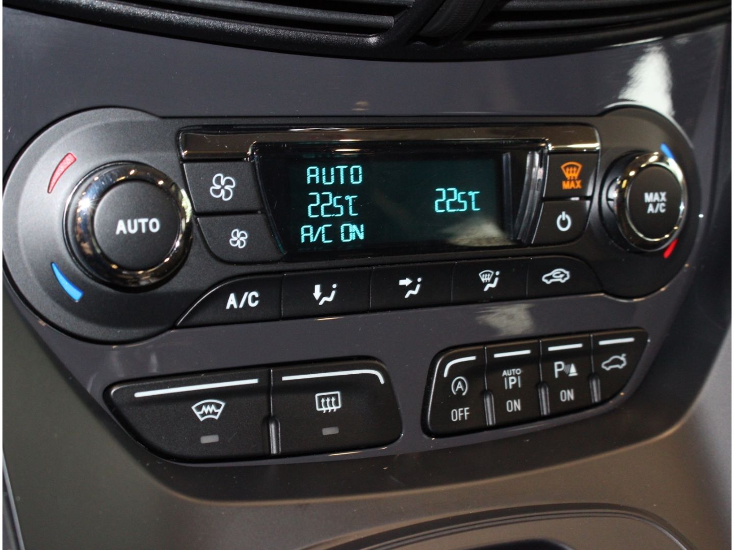 Fahrzeugabbildung Ford Kuga Individual 2.0 TDCi *AHK*Pano*Klima*