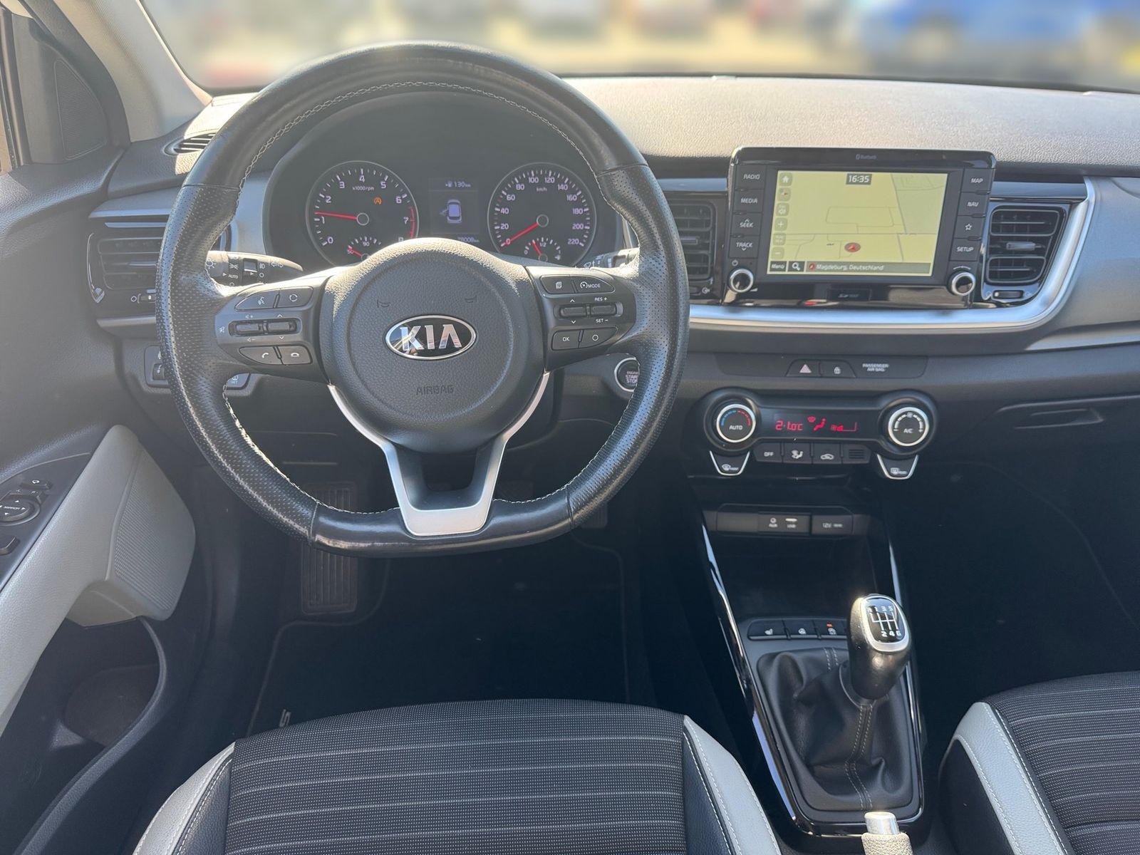 Fahrzeugabbildung Kia STONIC 1.0T SPI TECH NAVI GRAU 2