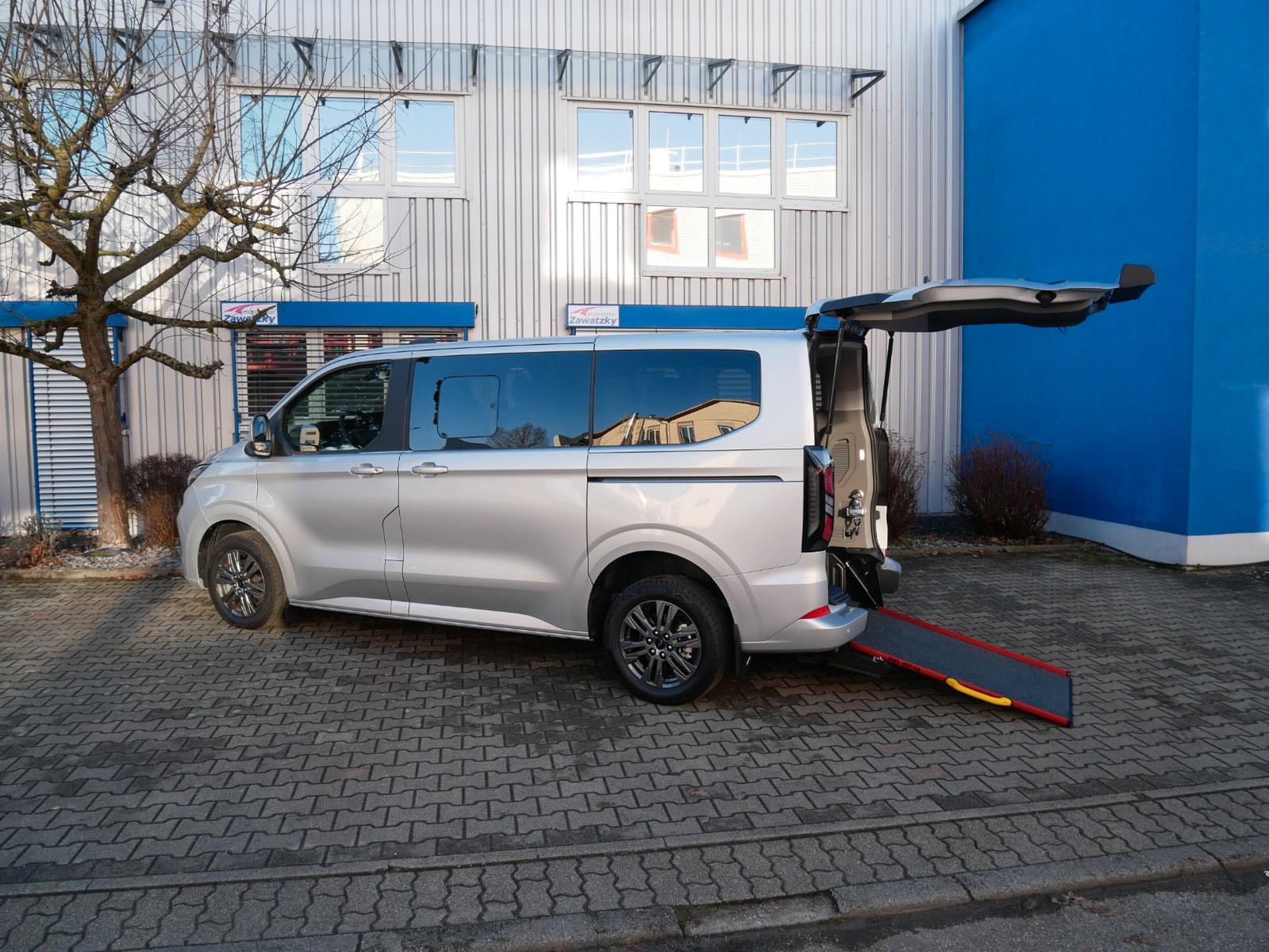 Ford Tourneo Custom L1 Titanium mit Rollstuhlrampe