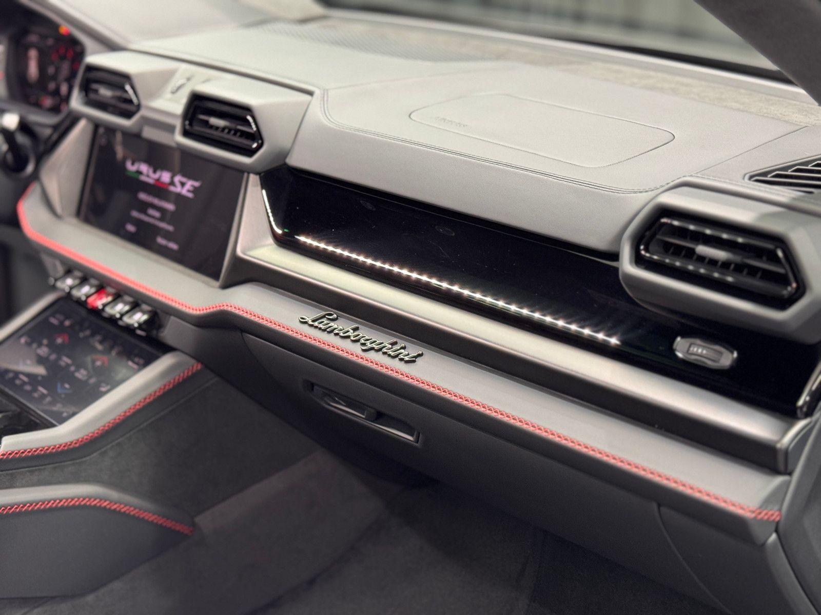 Fahrzeugabbildung Lamborghini URUS SE|BANG/OLUFSEN|PANO|MY25|BLANCO COC