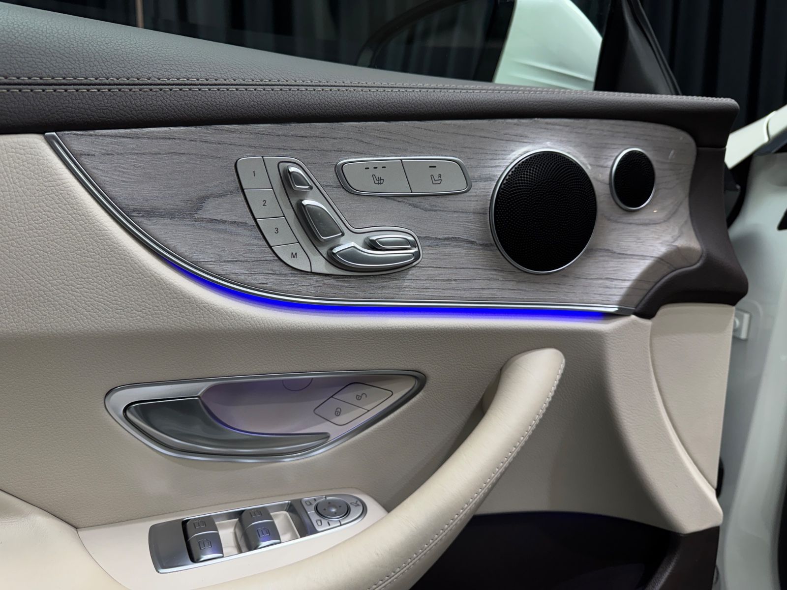 Fahrzeugabbildung Mercedes-Benz E 300 Coupe|AMG-LINE|WIDE-SCREEN|PANO|DESIGNO|