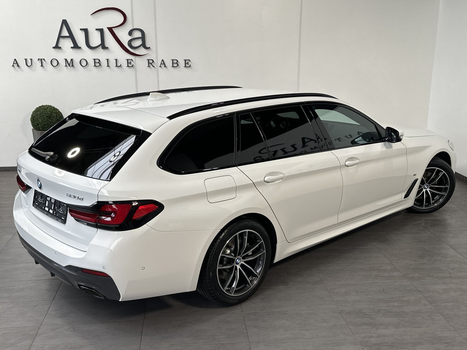 Fahrzeugabbildung BMW 520d Touring xDrive M-Sport NAV+LED+AHK+KAMERA
