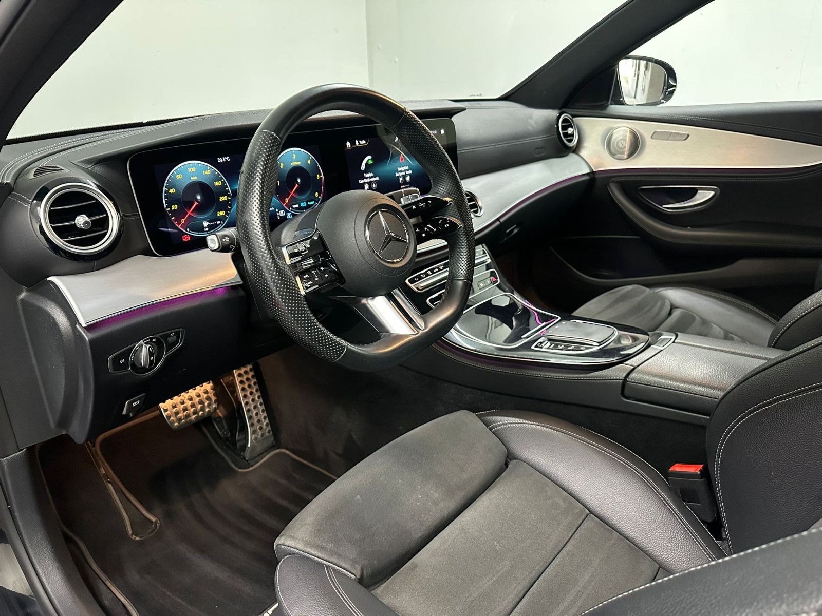 Fahrzeugabbildung Mercedes-Benz E 300 d 4MATIC T Autom * AMG-LINE*NAVI*AMBIL*
