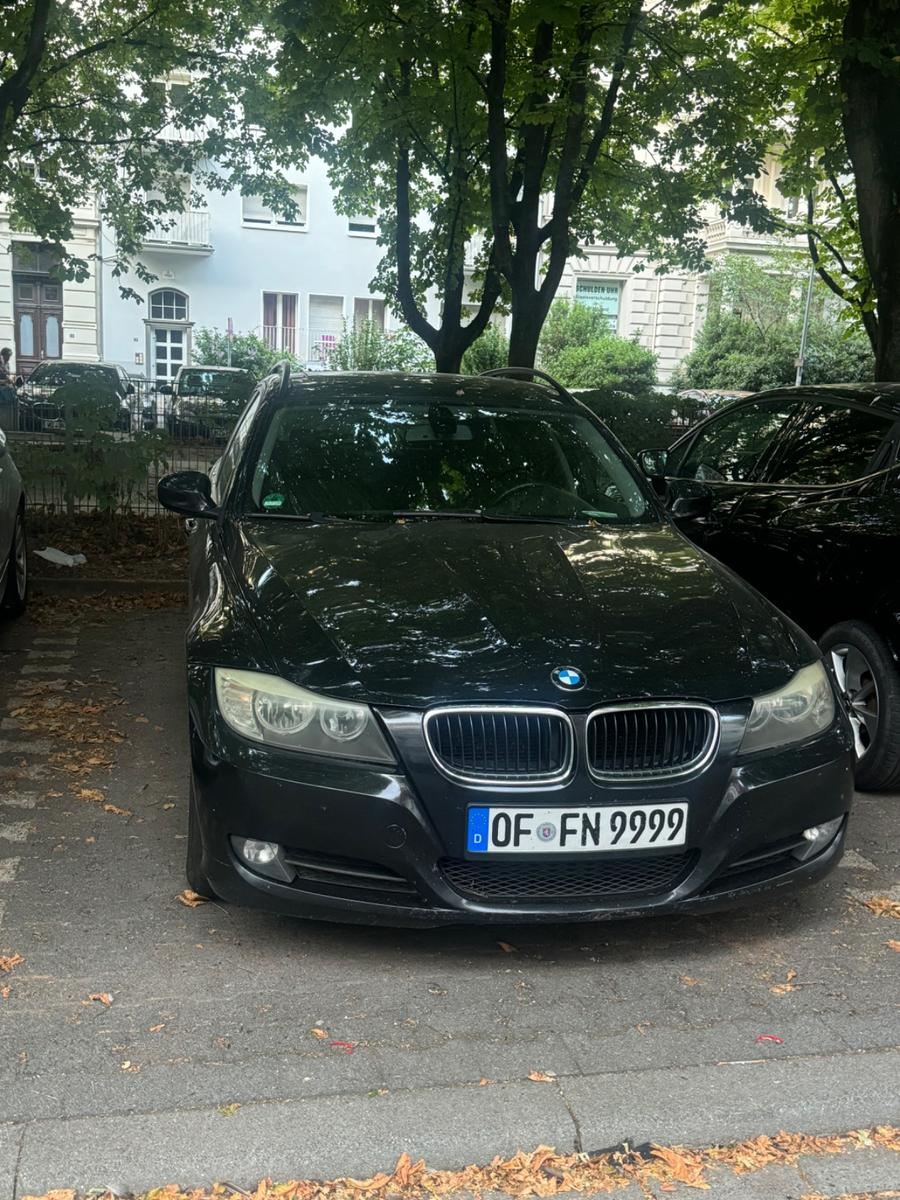 BMW 320 2009 — rear view
