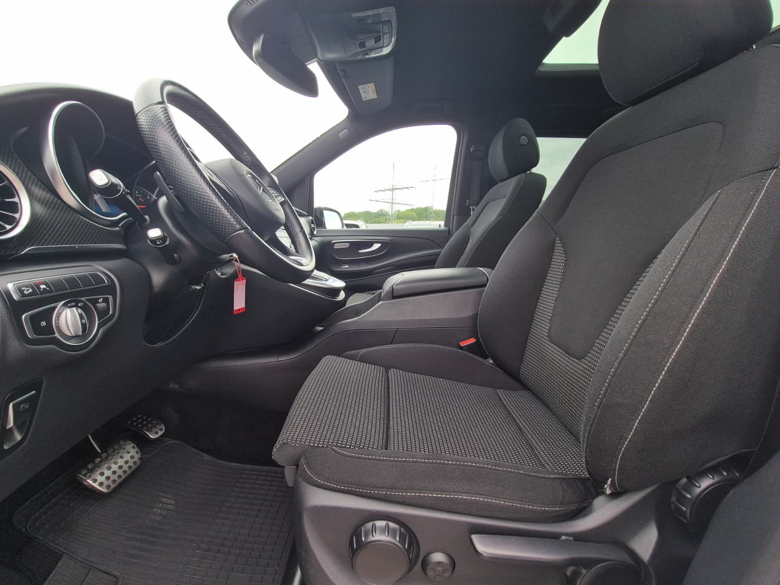 Fahrzeugabbildung Mercedes-Benz V 300 d 4MATIC lang AMG PANO*Mittelkonsole*AHK