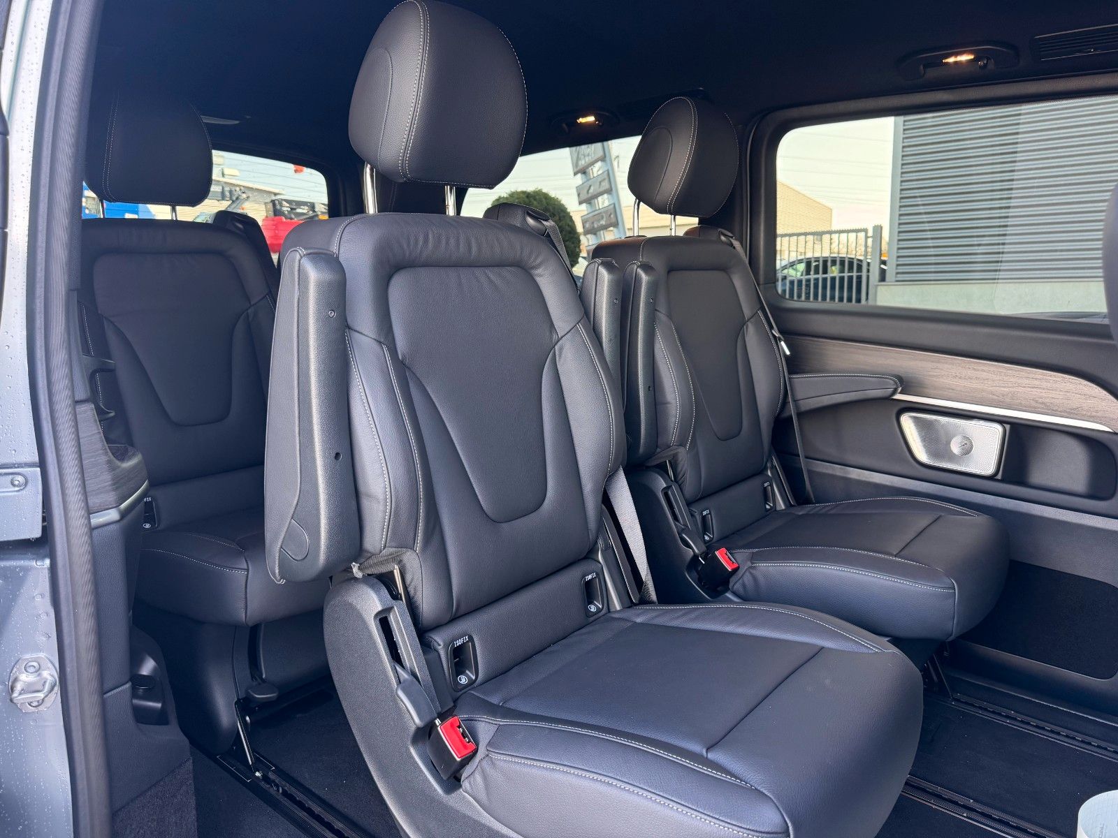 Fahrzeugabbildung Mercedes-Benz V 300 d AVA Stdheiz AHK2,5to DISTRONIC 360Kamera