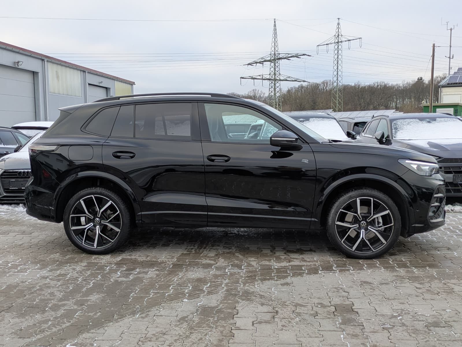 Fahrzeugabbildung Volkswagen Tiguan 2.0 TDI 4M R-Line PANO*H&K*AHK*MATRIX*20"