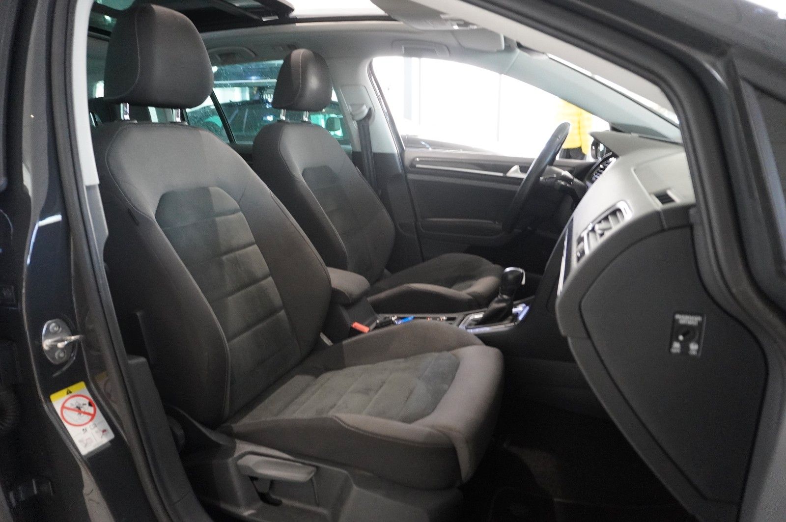 Fahrzeugabbildung Volkswagen Golf VII Vari. 1.5 TSI HIGHLINE DSG NAVI/LED/AHK