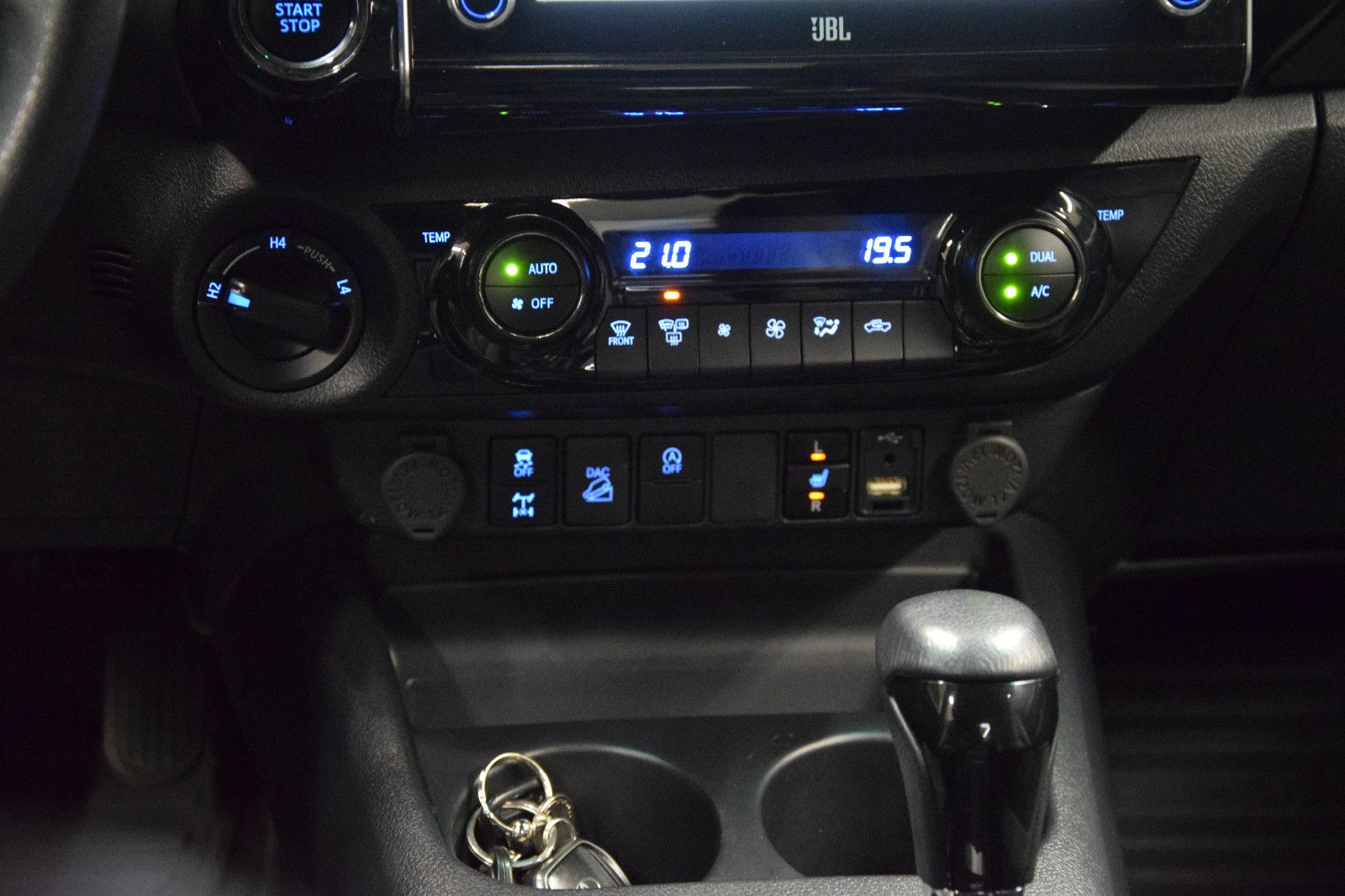 Fahrzeugabbildung Toyota Hilux 4x4 Invincible DoKa AHK JBL Keyless LED