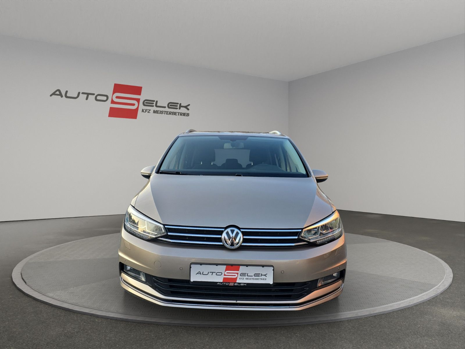 Fahrzeugabbildung Volkswagen Touran Highline+NAVI+LEDER+LED+AHK+TEMPOMAT+DSG