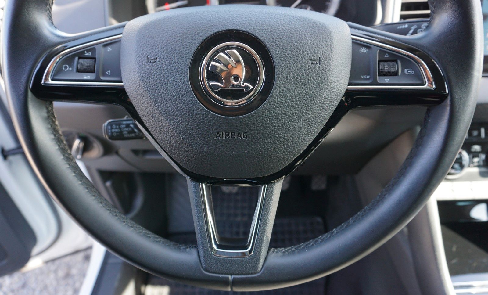 Fahrzeugabbildung SKODA Karoq Style, LED, PDC, SR+WR, Apple CarPlay