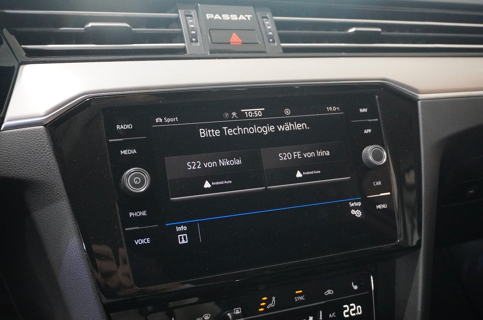 Fahrzeugabbildung Volkswagen Passat VARI. 2.0D R-LINE 4M NAVI/LED/KAMERA/AHK