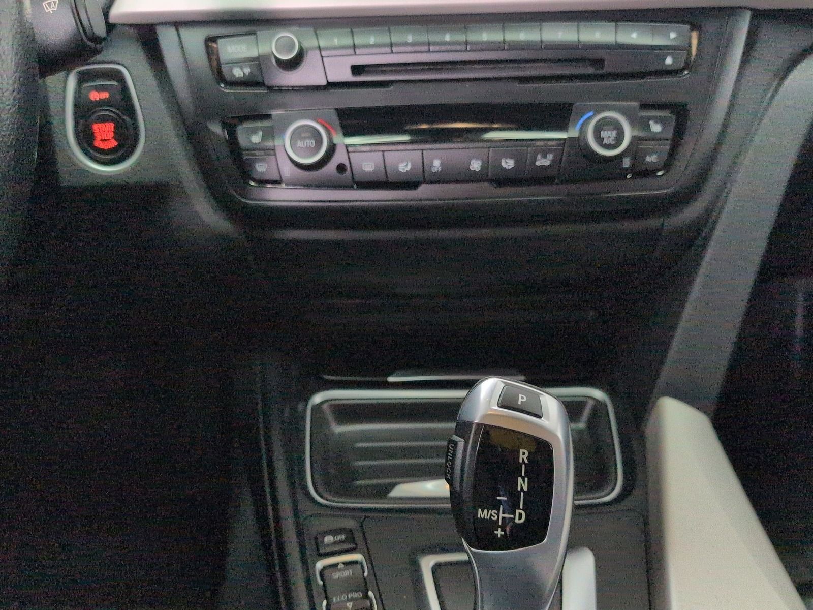 Fahrzeugabbildung BMW 320 d Touring xDrive * Leder * Bi- Xenon