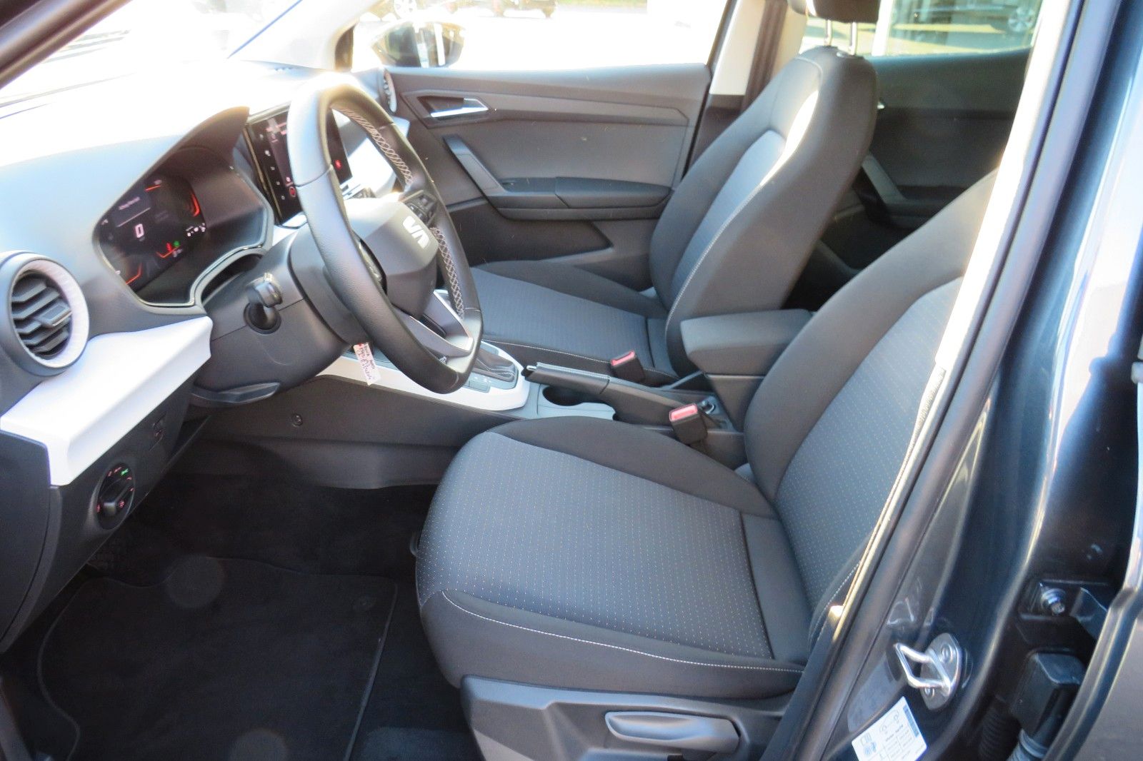 Fahrzeugabbildung SEAT Arona Style NAVI APP SITZH. PDC GRA 1.HD