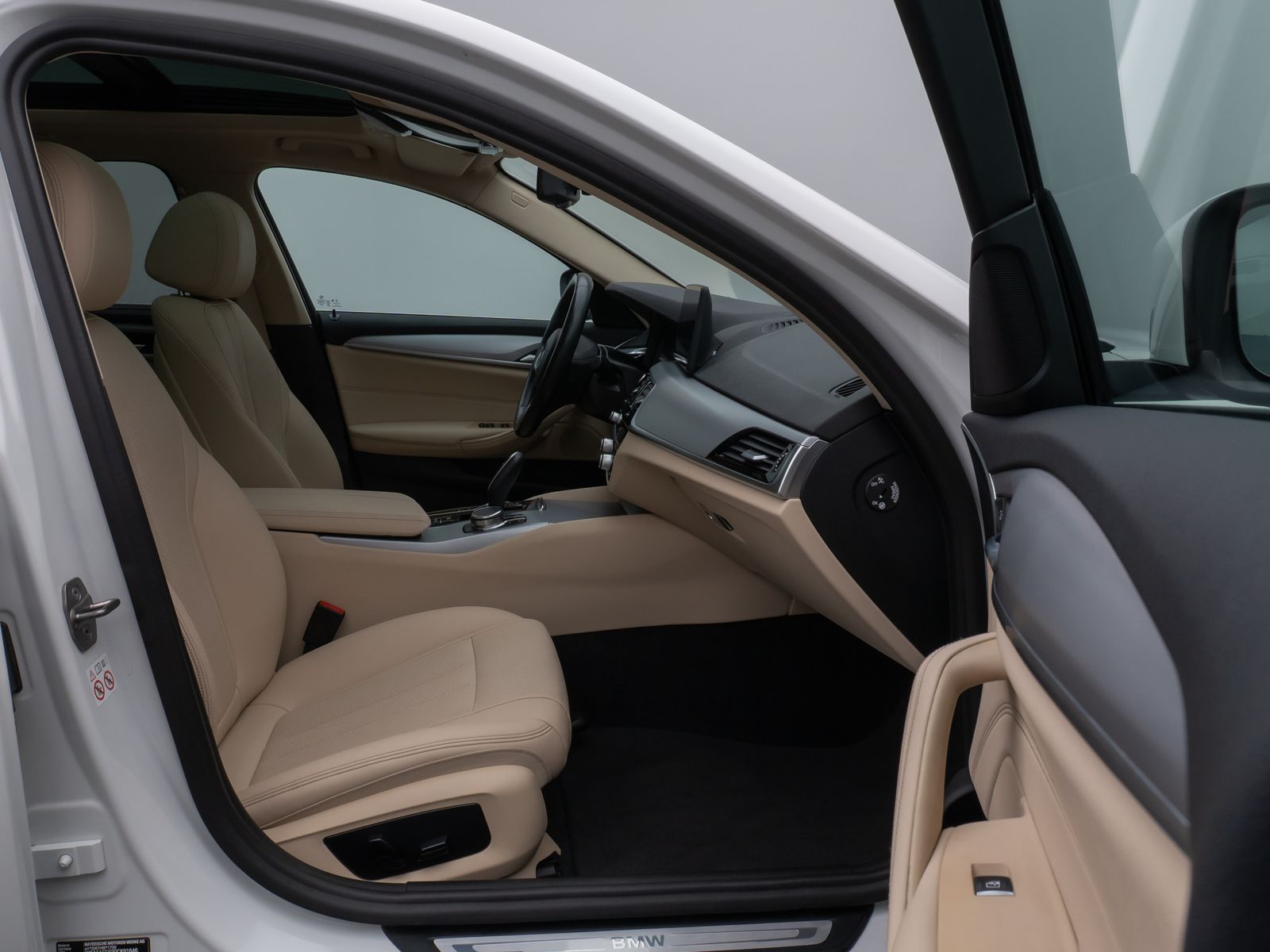 Fahrzeugabbildung BMW 530e Panorama Kamera DAB HiFi 4xKlima Leder 18Zl