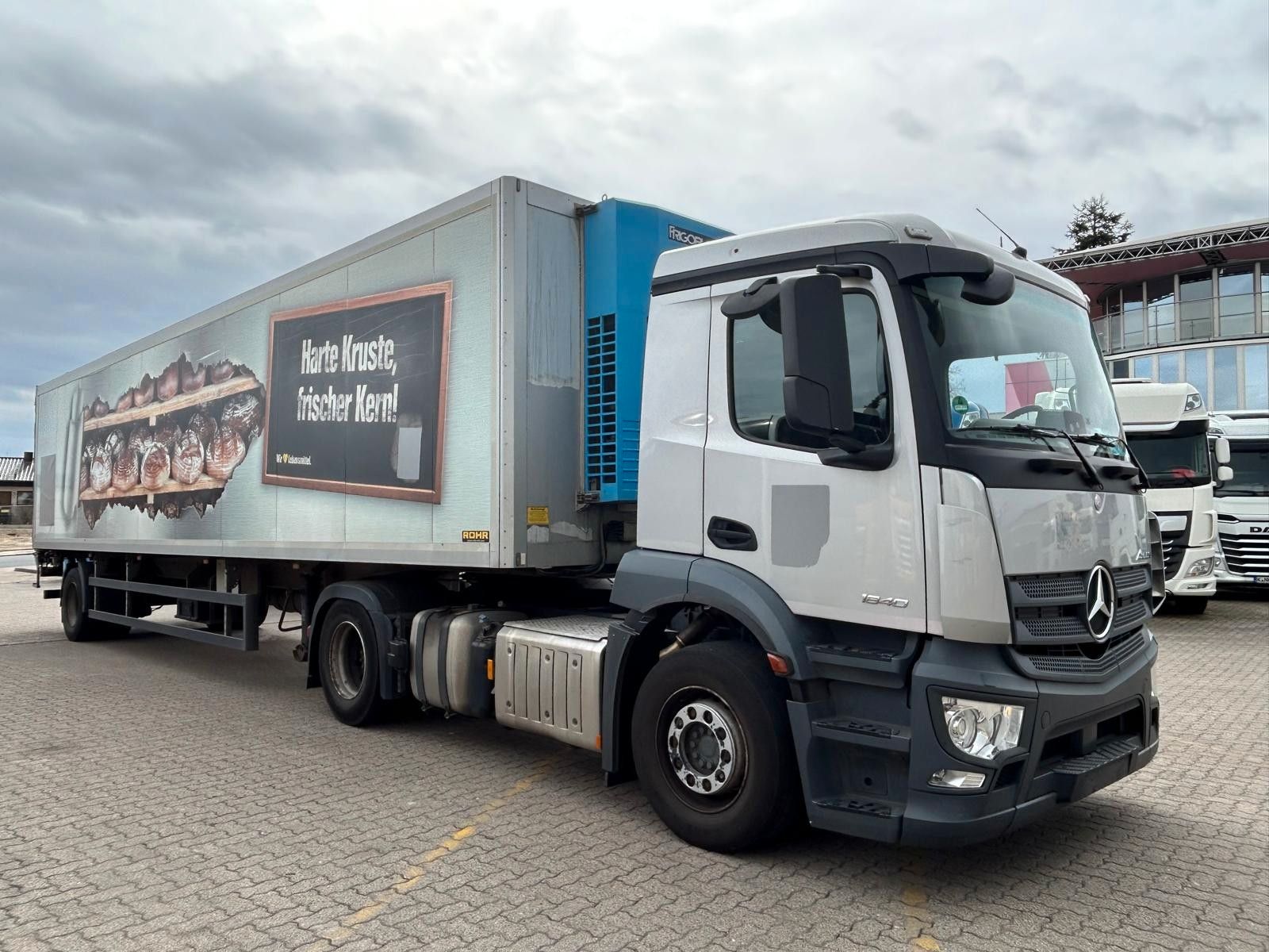 Fahrzeugabbildung Mercedes-Benz Antos 1840+Rohr Kühlauflieger
