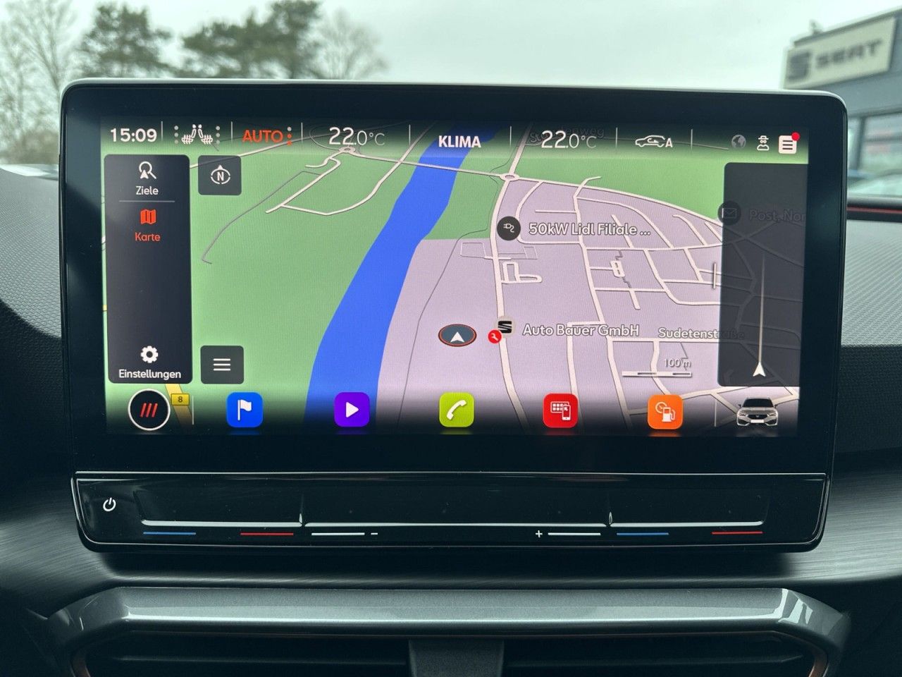 Fahrzeugabbildung CUPRA Leon Sportstourer 2.0 TSI 245 PS DSG - mit KI generiert/bearbeitet
