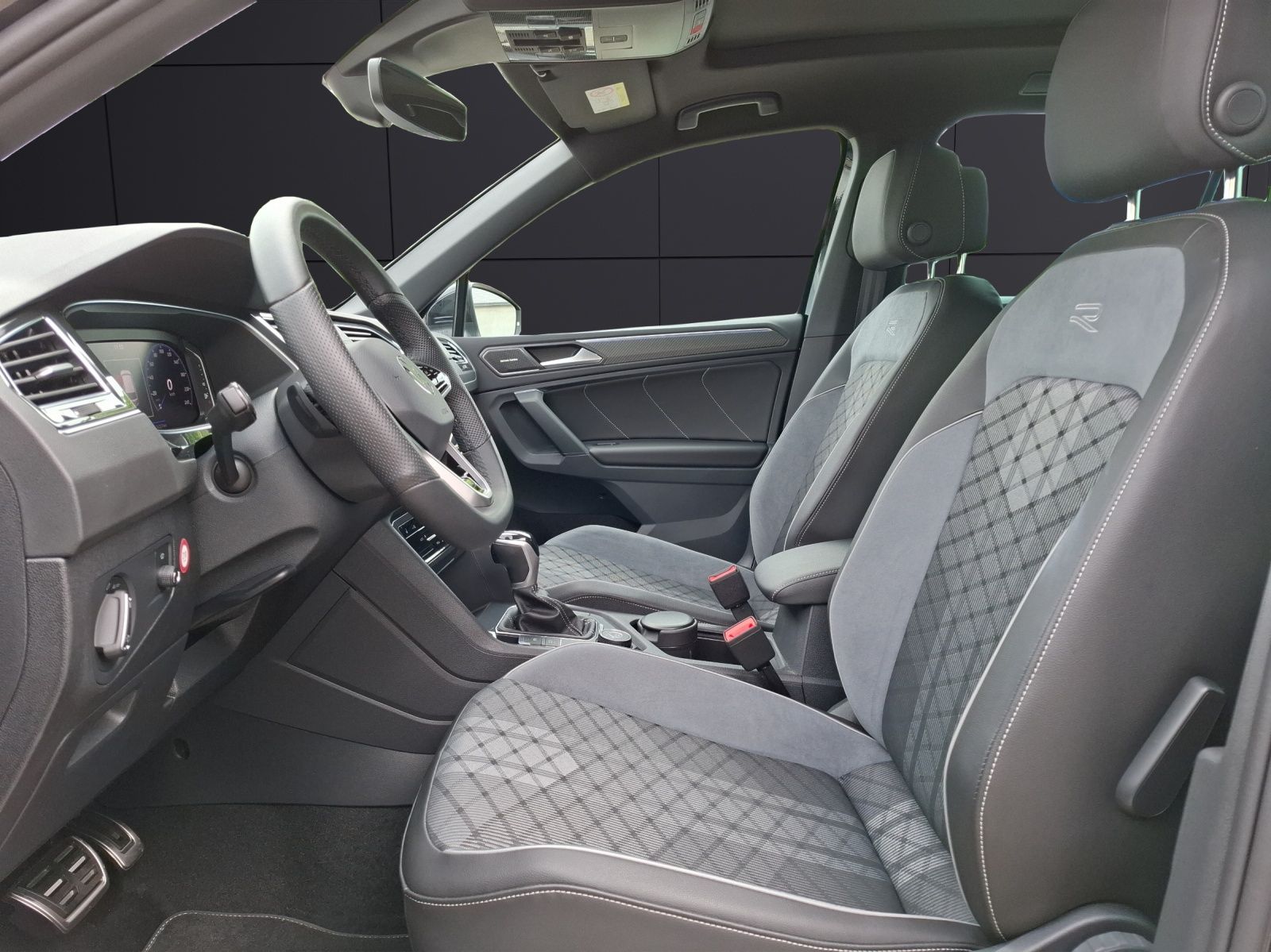 Fahrzeugabbildung Volkswagen Tiguan TSI R-Line 4M DSG Matrix AHK Navi Pano AI