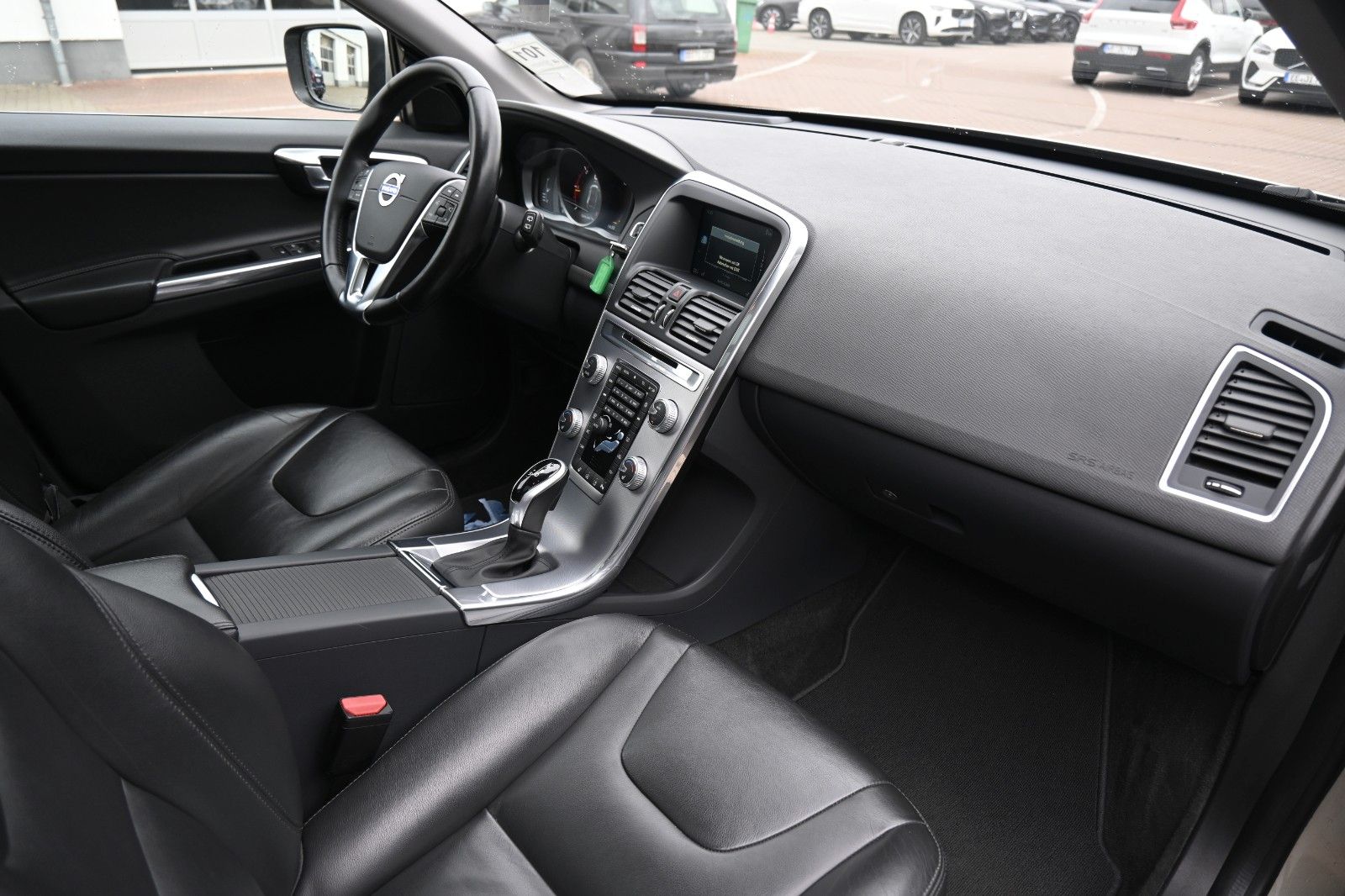 Fahrzeugabbildung Volvo XC60 D4 Momentum*BLIS*STHZ*PANO*BiXenon*CAM*DAB