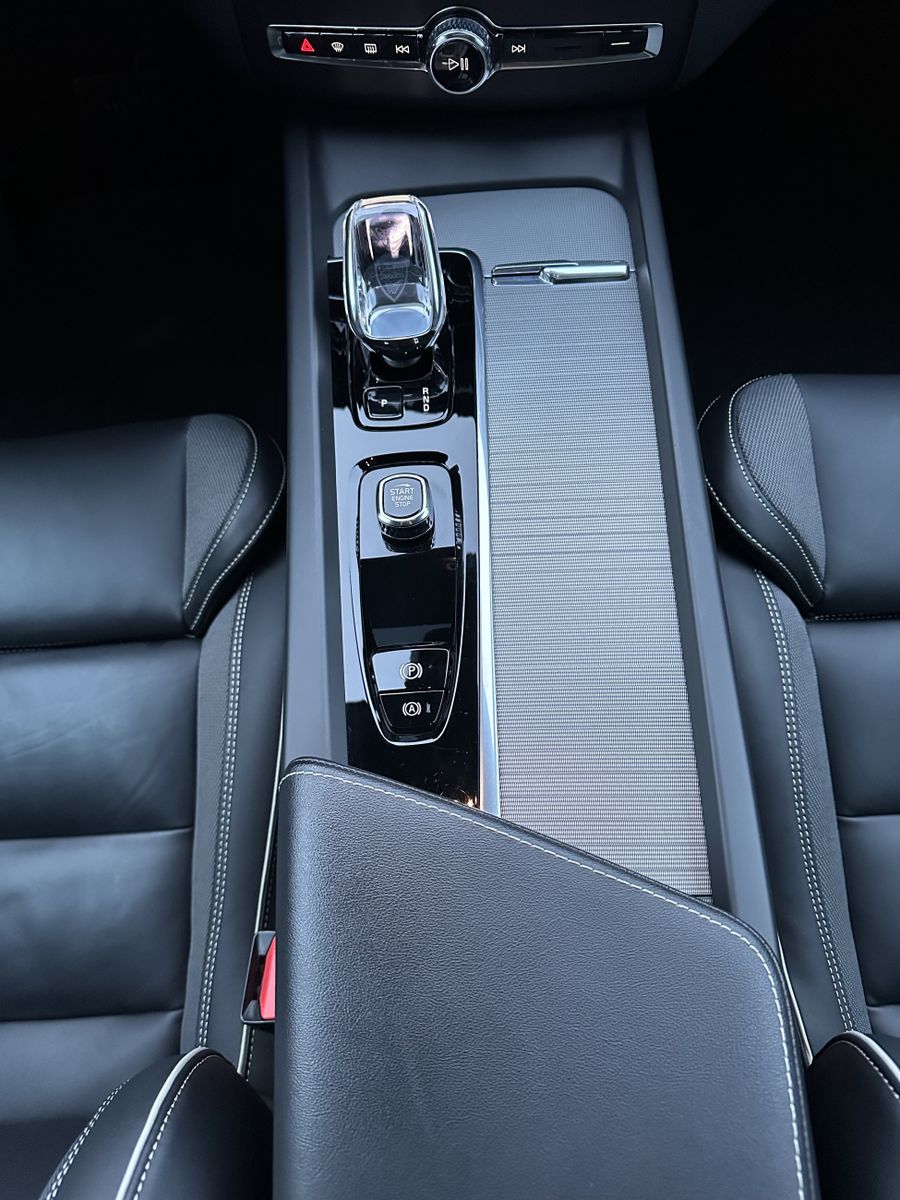 Fahrzeugabbildung Volvo XC60 T6 AWD Recharge Plus Dark NAV+LED+VCOCK+KAM