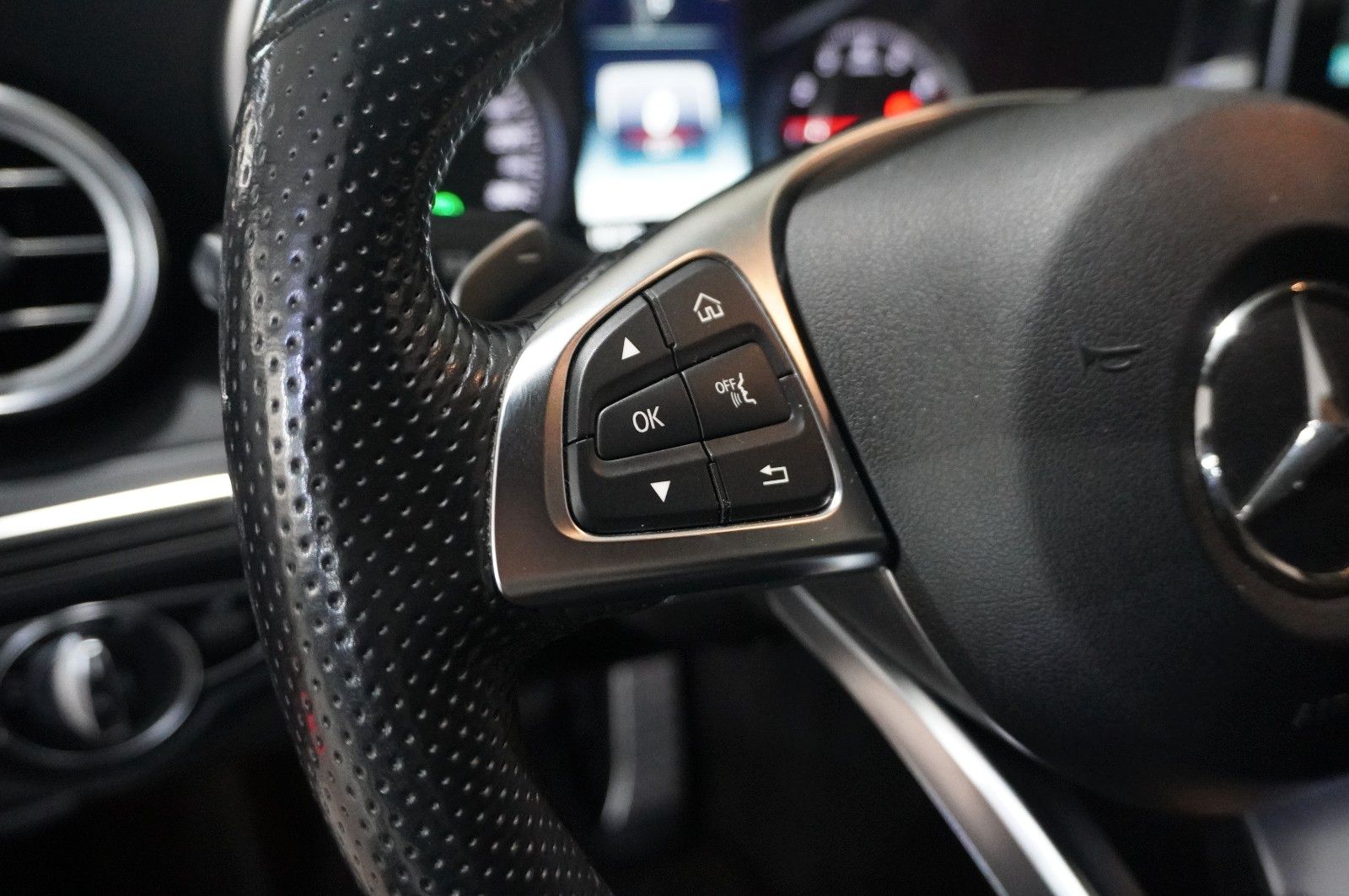 Fahrzeugabbildung Mercedes-Benz C 200 LIM. AMG LINE NAVI/LED/KAMERA/SH/SPORT/AHK