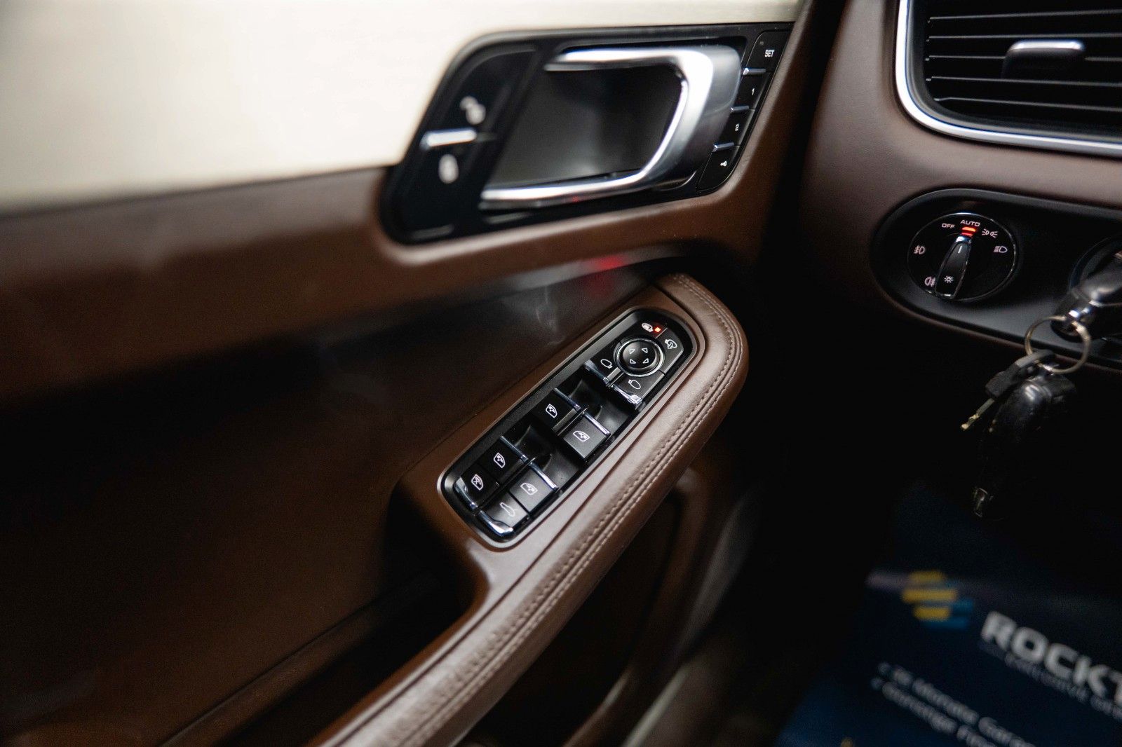 Fahrzeugabbildung Porsche Macan Turbo Sport-Design Chrono+ *Pano*DAB*LED*