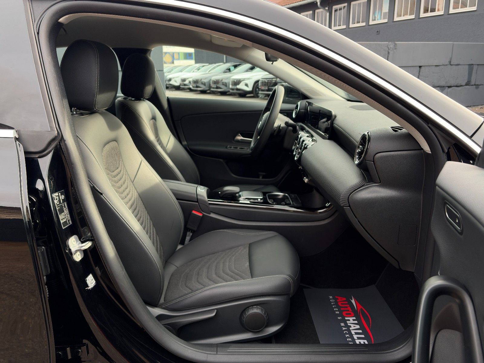 Fahrzeugabbildung Mercedes-Benz CLA 180 SB SHZ LKA TEMP MBUX Navi Wifi CarPlay