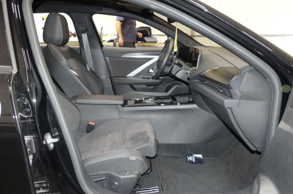 Fahrzeugabbildung Opel Astra L ST 1.2T ULTIMATE NAVI/LED/KAMERA/PANO/SH