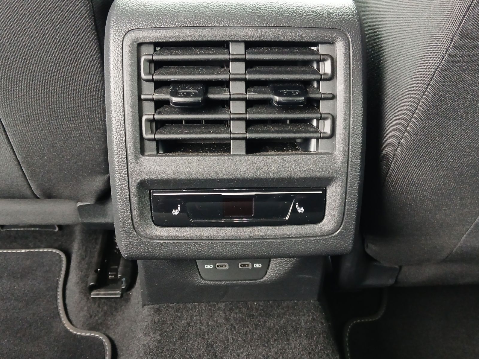 Fahrzeugabbildung Volkswagen Golf VIII TSI Active Standhzg. LEDplus Navi AID