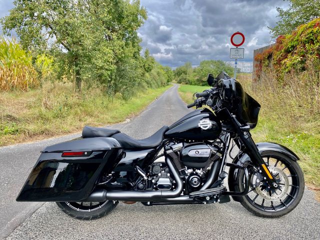 Harley-Davidson Street Glide FLHXS 114, all black, Navi,CVO Heck