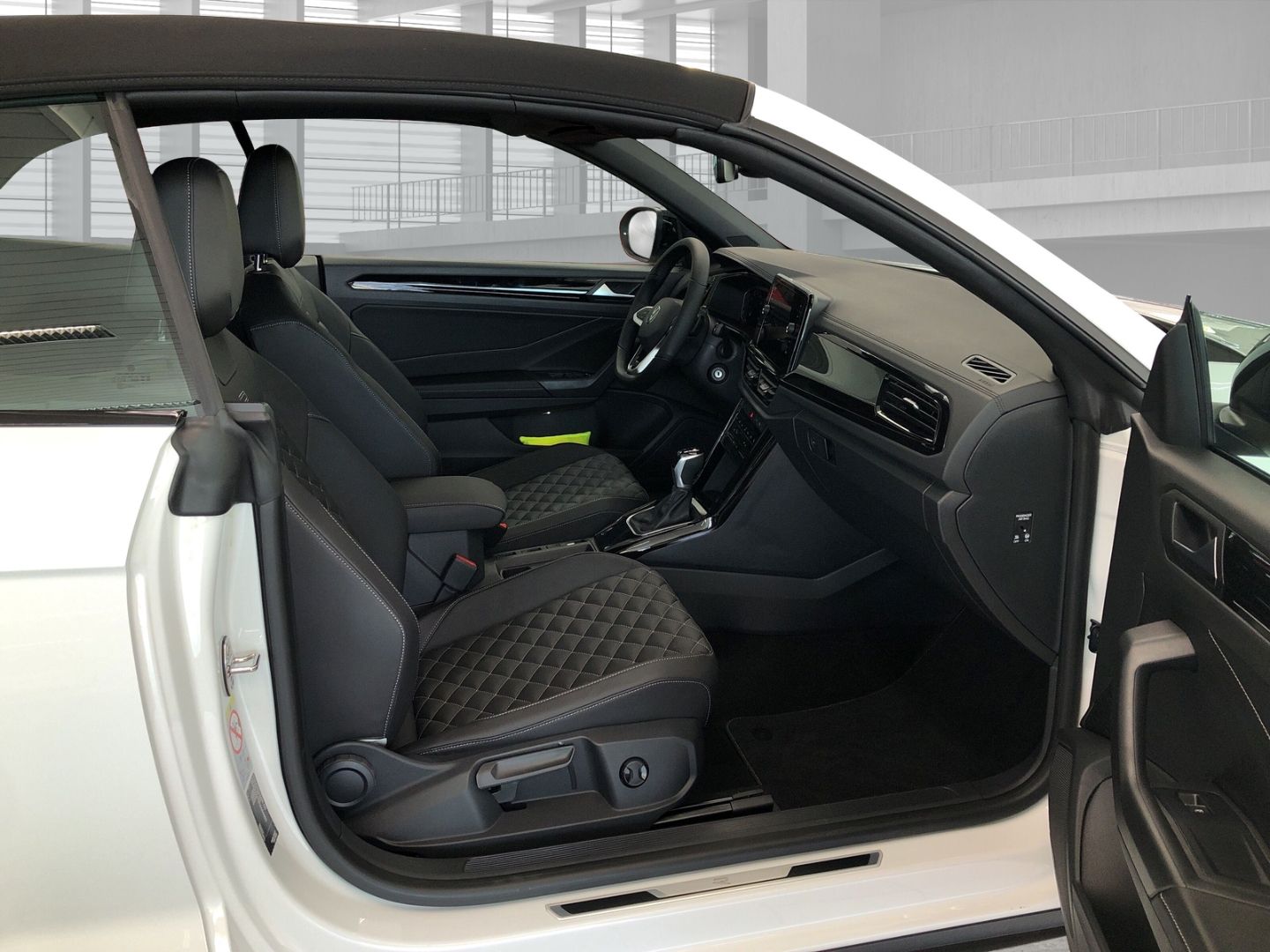 Fahrzeugabbildung Volkswagen T-Roc Cabriolet R-Line 1.5 TSI DSG Sportpaket AH