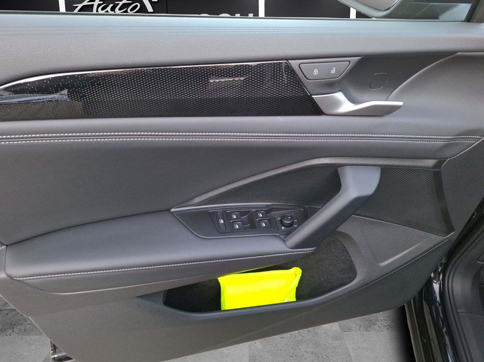 Fahrzeugabbildung Volkswagen Tayron TSI Life DSG 4M LED AHK Navi AID HUD ACC