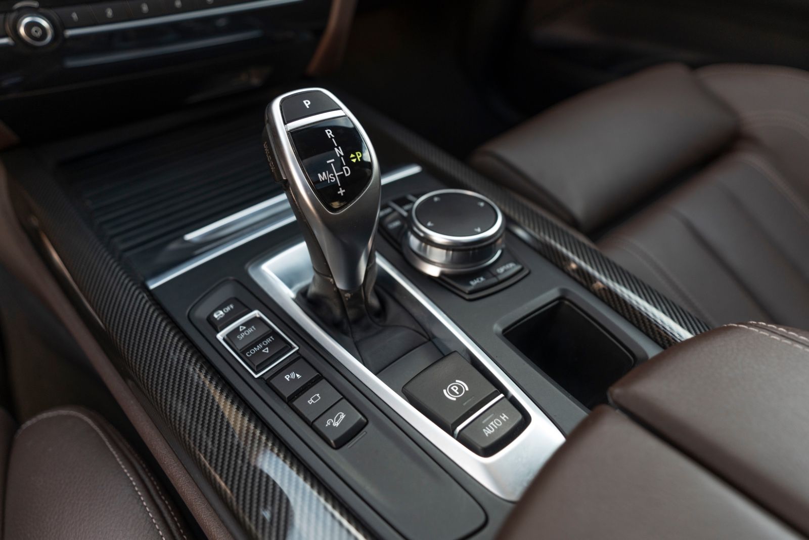 Fahrzeugabbildung BMW X5 xDrive50i M-SPORTPAKET HUD H&K CARPLAY 360°