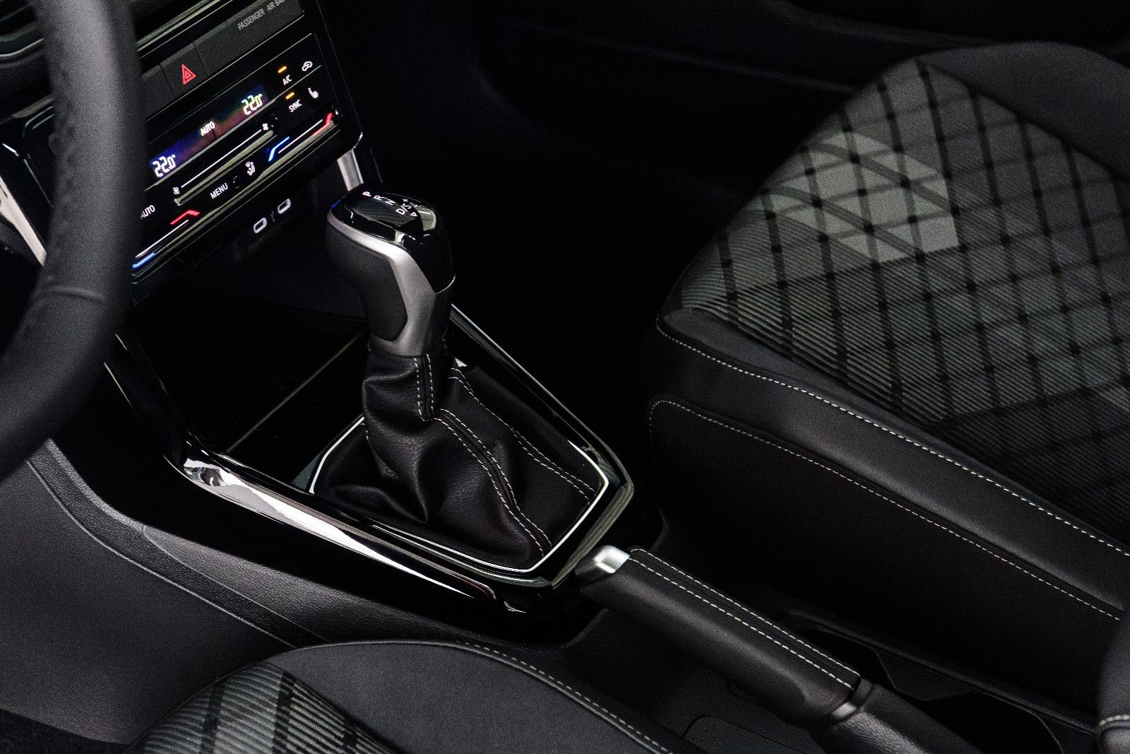Fahrzeugabbildung Volkswagen T-Cross 1.0 TSI R-Line+DSG+Kamera+AHK+GJ-Reifen
