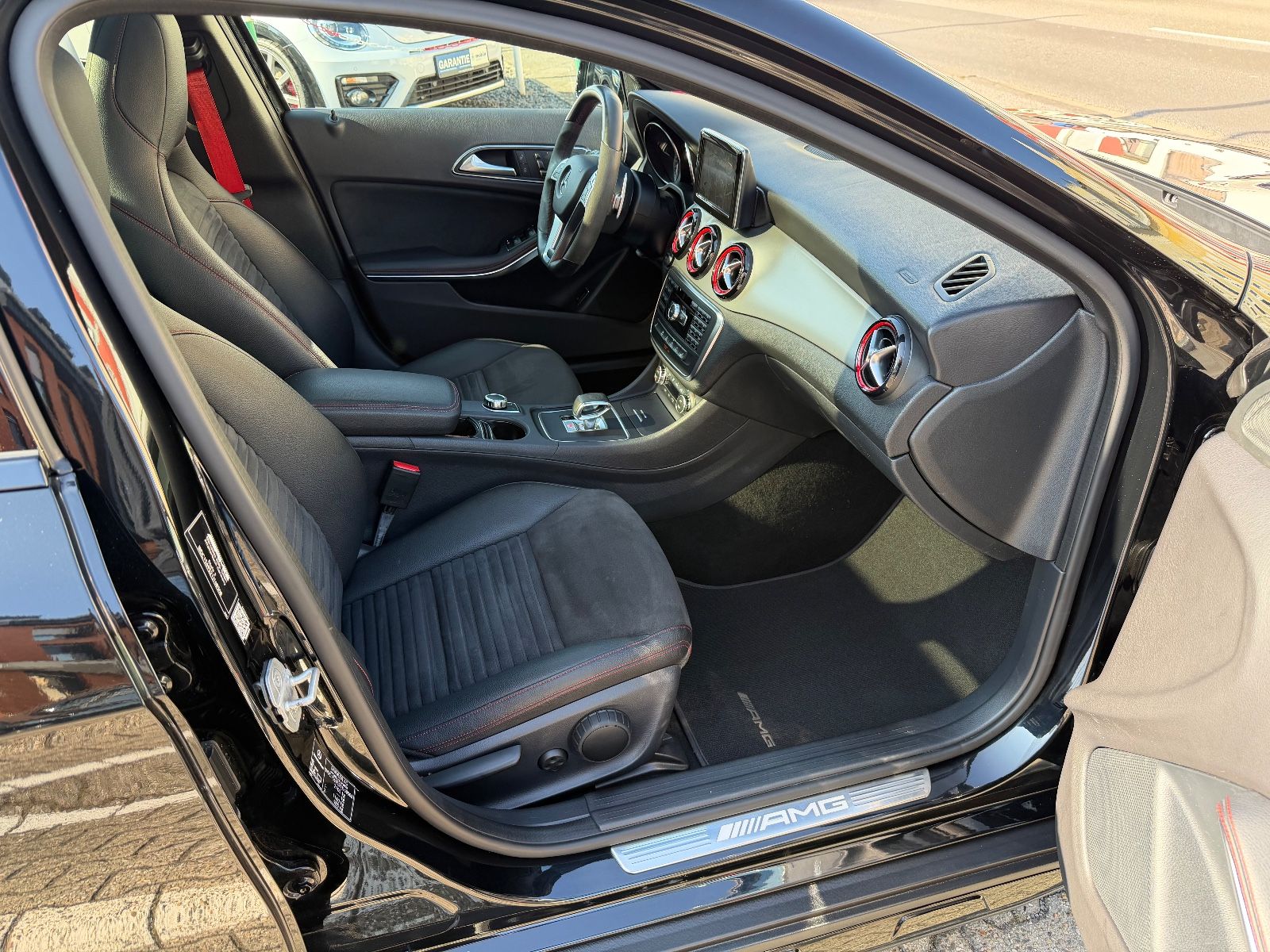 Fahrzeugabbildung Mercedes-Benz GLA 45 AMG 4Matic AERO KIT PANORAMA KLAPPE