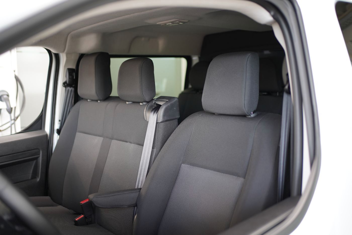 Fahrzeugabbildung Peugeot Expert DoKa L3 BlueHDi 180 EAT8 Doppelkabine