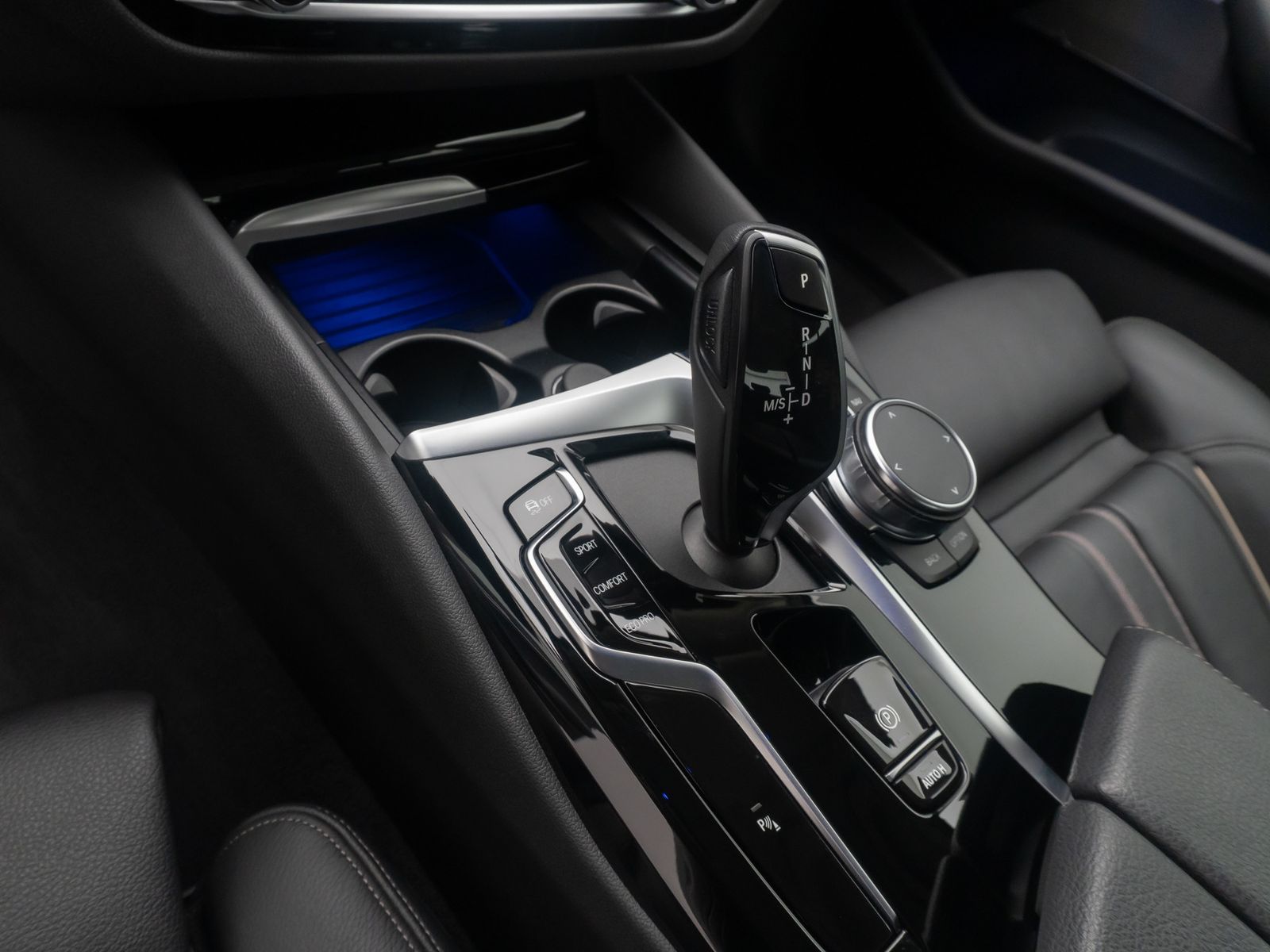Fahrzeugabbildung BMW 530i HUD DAB Leder Alarm Komfort 4xKlima M Sport