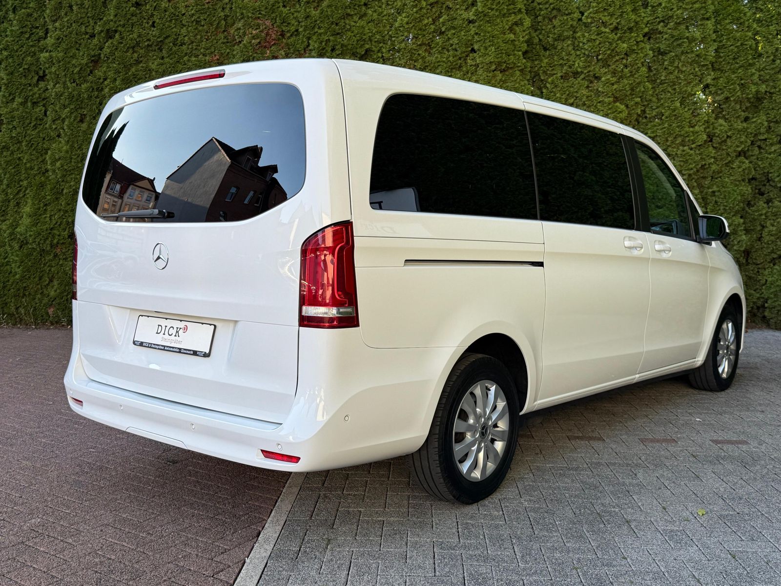 Vehicle illustration Mercedes-Benz V 220 d 9G Long LED+MBUX+DISTR+KAM+SHZ+PARK+7Si