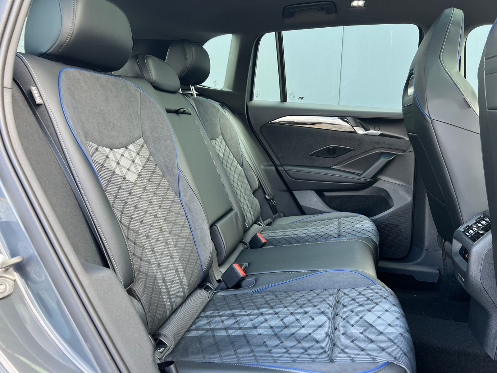 Fahrzeugabbildung Volkswagen Tiguan R-Line 1.5 eTSI DSG *AHK, ACC, IQ.Light,