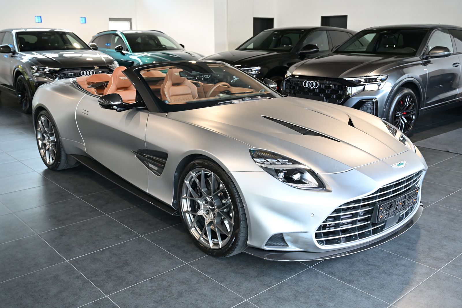 Aston Martin Vanquish Volante Q Satin/Full Carbon/UPE547.000€ imagem 3
