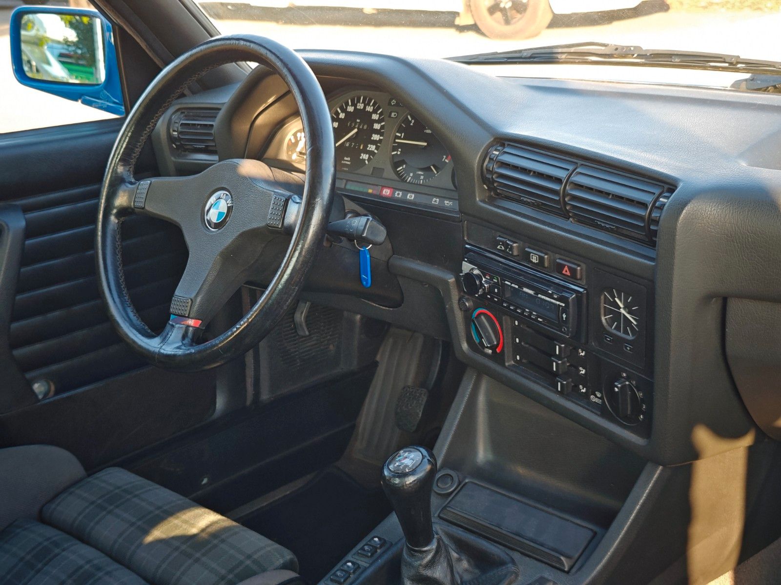 Fahrzeugabbildung BMW 318i Cabrio E30 - Lack NEU, Verdeck NEU