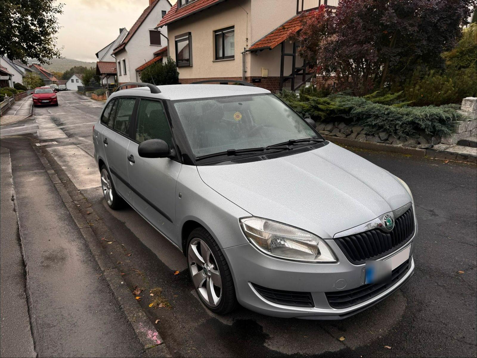 Skoda Fabia 2011 — engine 90 HP (66kW)