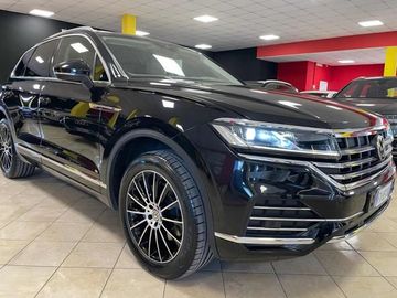 Volkswagen Touareg - 1