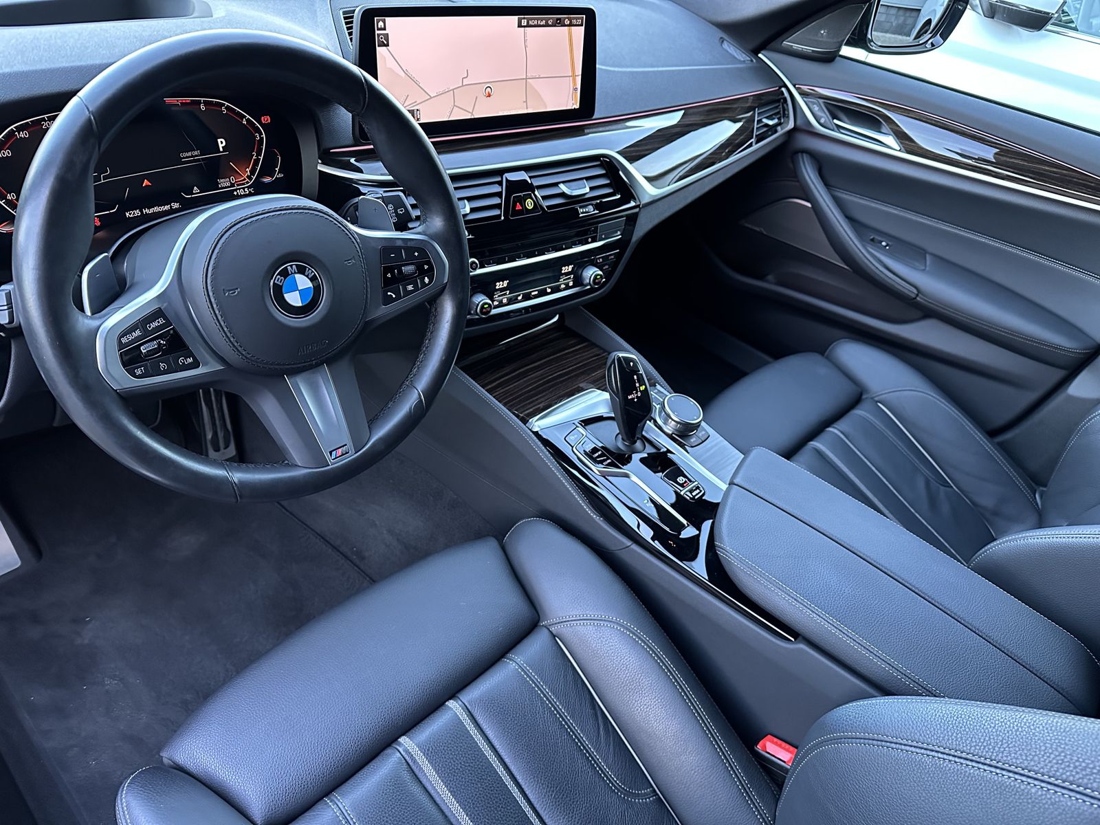 Fahrzeugabbildung BMW 530i Touring xDrive M-Sport NAV+LED+AHK+HUD+H&K