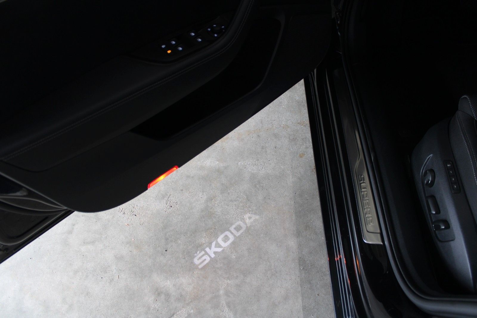 Fahrzeugabbildung SKODA Superb 2.0 TDI DSG STYLE COMBI LED AHK ACC uvm.