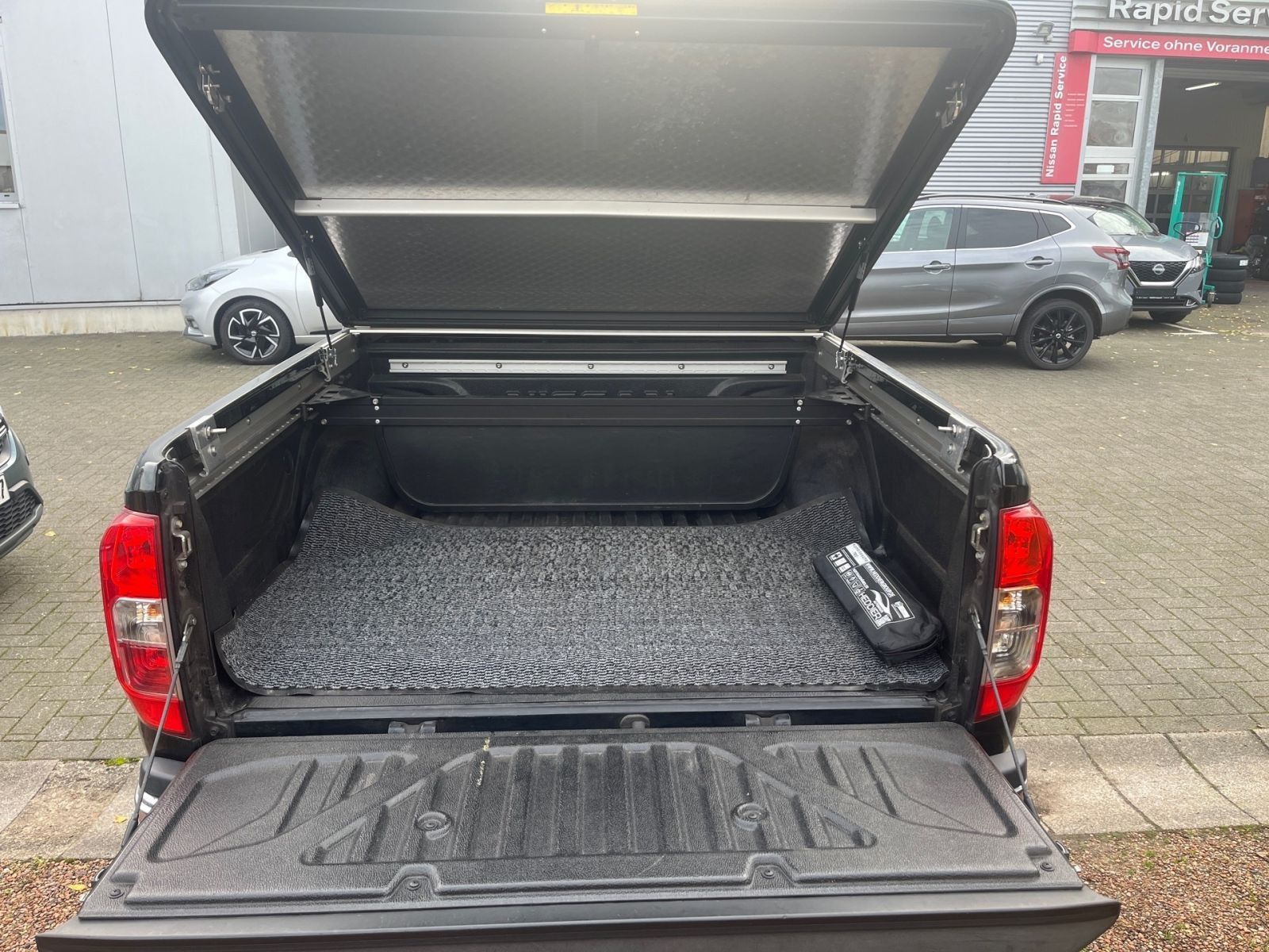 Fahrzeugabbildung Nissan Navara Tekna 4x4 *AHK*SHZ*PANO*NAVI*