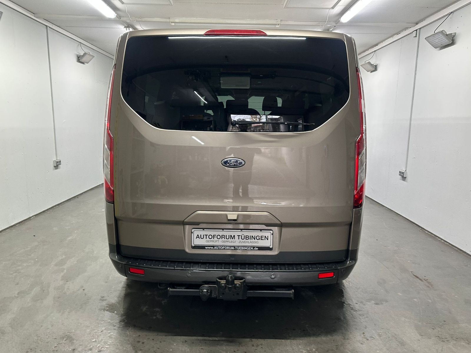 Fahrzeugabbildung Ford Tourneo Custom L1H1 Active*SDH*AHK*8-SITZE*XENON