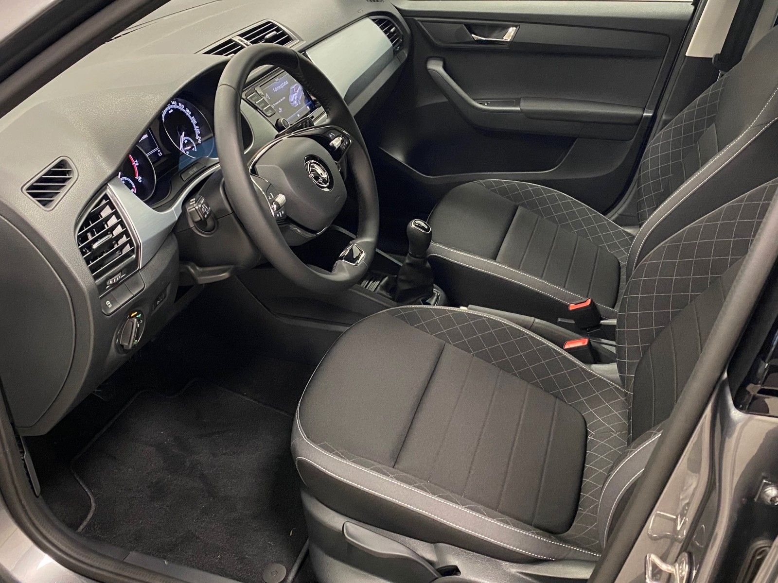 Fahrzeugabbildung SKODA Fabia 1.0 TSI AMBITION PLUS COMBI+NEBEL+App+ALU+